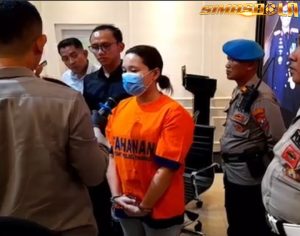 Wanita yang Rampok dan Bacok Bos Hotel Yuni Musaat atau YM, perempuan berumur 36 tahun ini di gelandang petugas Polres Ponorogo.